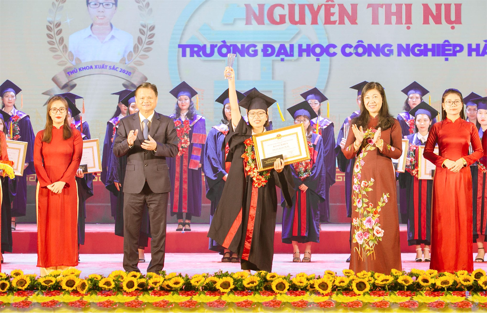 Nữ sinh DDHKT Khóa 11 tốt nghiệp thủ khoa Trường ĐHCNHN được vinh danh ở Văn Miếu Quốc Tử giám
