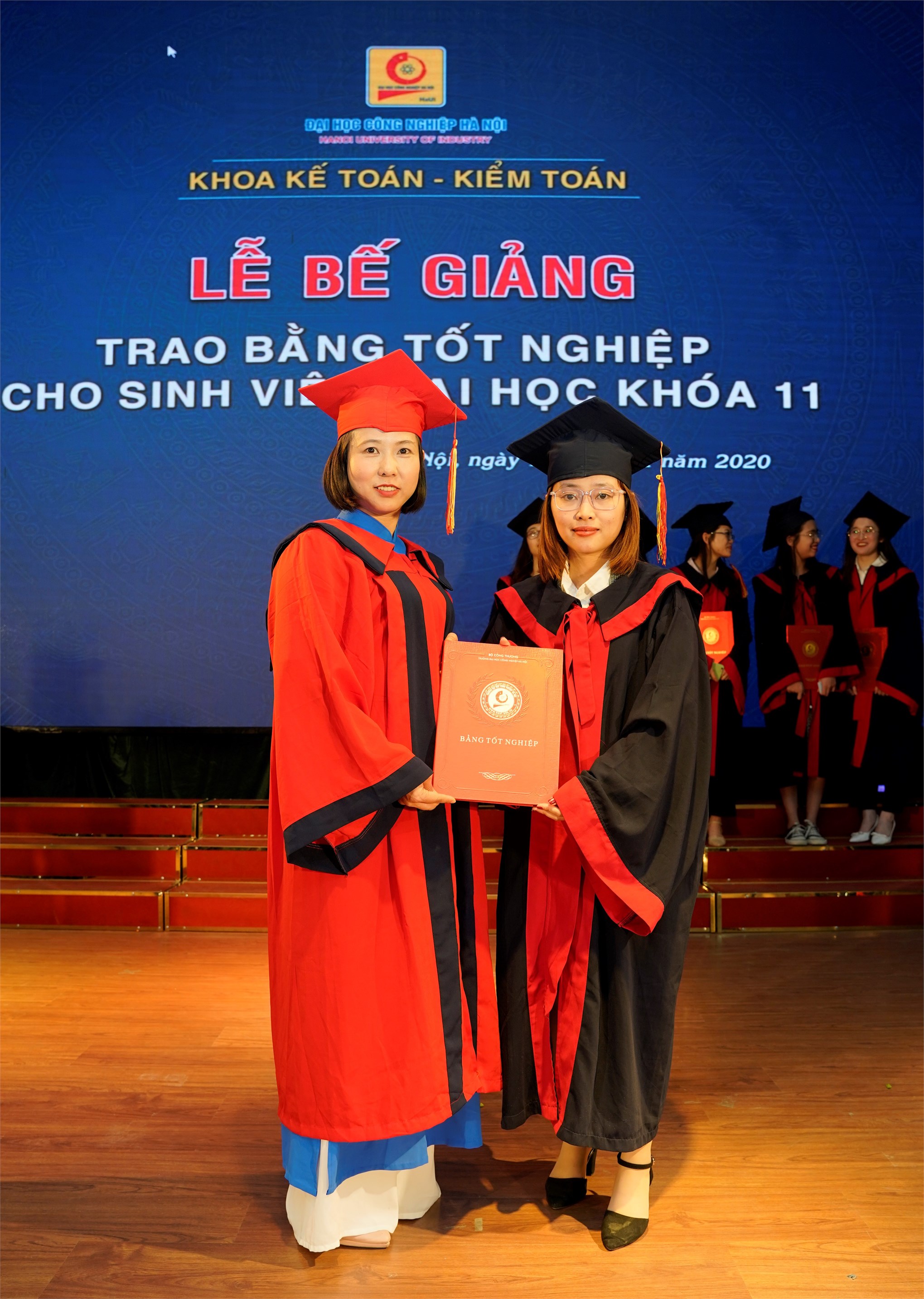 Lễ Bế giảng và Phát bằng tốt nghiệp cho sinh viên ĐH khóa 11