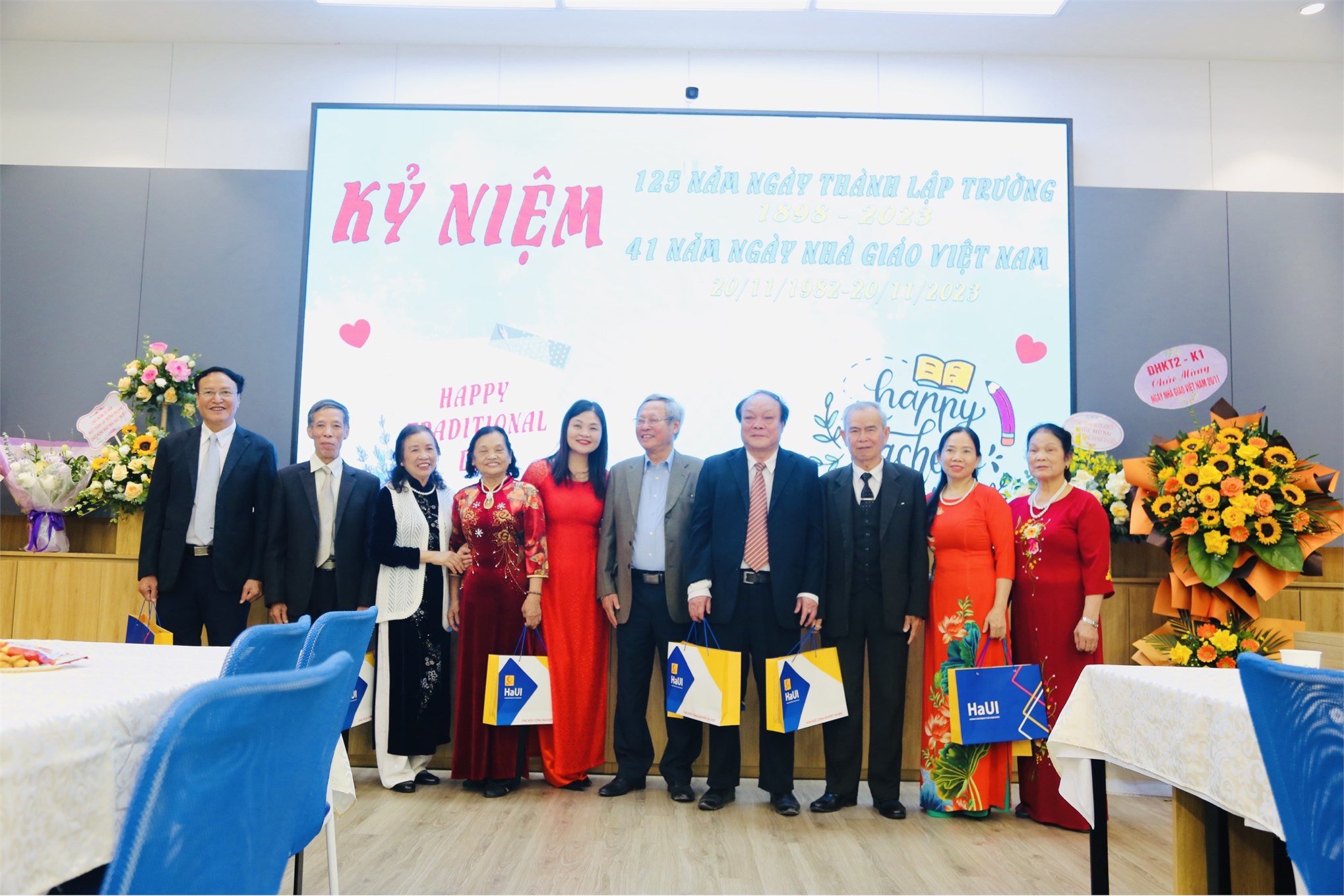 Buổi lễ kỷ niệm 125 năm thành lập trường Đại học Công Nghiệp Hà Nội và chào mừng nhà Nhà giáo Việt Nam với cầu truyền hình trực tiếp từ hội trường Nhà A11 tại đơn vị Khoa Kế toán Kiểm toán ngày 18/11/2023