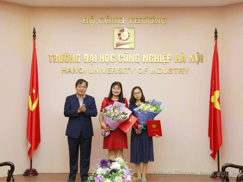 Trao quyết định bổ nhiệm phó trưởng khoa cho TS Trương Thanh Hằng