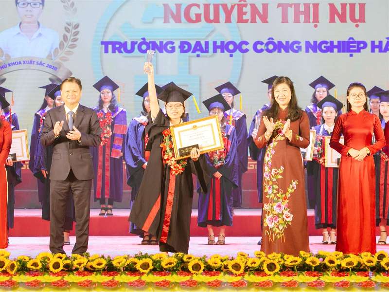Nữ sinh ĐHKT Khóa 11 tốt nghiệp thủ khoa Trường ĐHCNHN được vinh danh ở Văn Miếu Quốc Tử giám